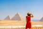Turista olhando para as Grandes Pirâmides de Gizé