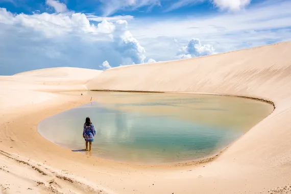 Mulher na incrível paisagem dos Lençóis Maranhenses