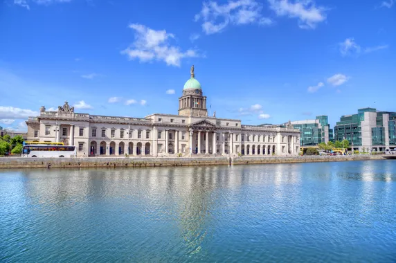 Sede da Alfândega de Dublin em frente ao Rio Liffey