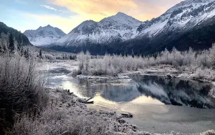 Chugach State Park vale de inverno e caminhada na floresta