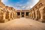Templo de Karnak, com grandes esculturas de faraós