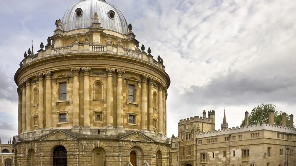 Windsor, Oxford and Avebury with Traditional Christmas Lunch London