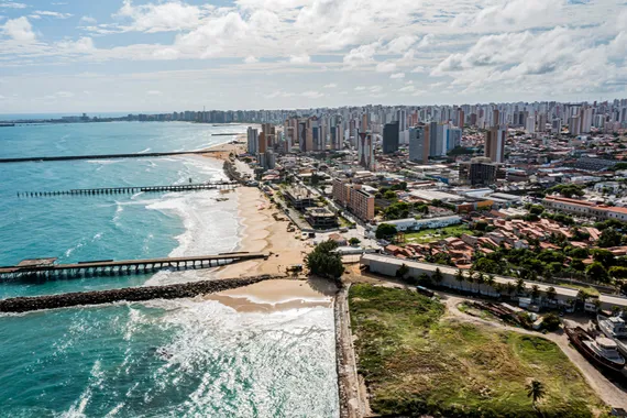Vista de cima da praia de Fortaleza,junto aos prédios da cidade
