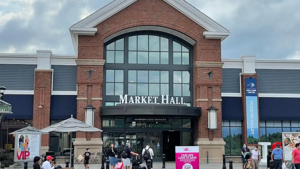 Woodbury Common Premium Outlets® Shopping Tour - New York | Hurb