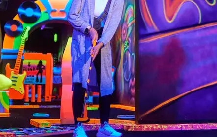 Rock of Ages Blacklight Minigolfe