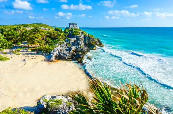 Vista de cima da praia de Tulum, México