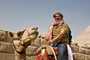 Turista em camelo nas famosas Pirâmides de Gizé