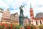 Romerberg, praça da cidade velha, com estátua da Justiça, em Frankfurt
