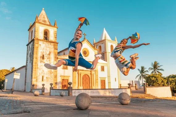Dois homens dançando frevo em frente a Catedral da Sé em Recife